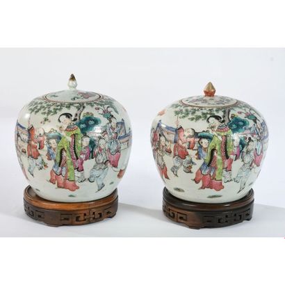 PAIRE DE POTS A GINGEMBRE COUVERTS en porcelaine...