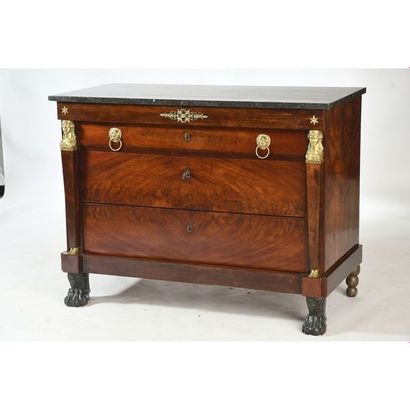 COMMODE RETOUR D’EGYPTE en acajou et placage...