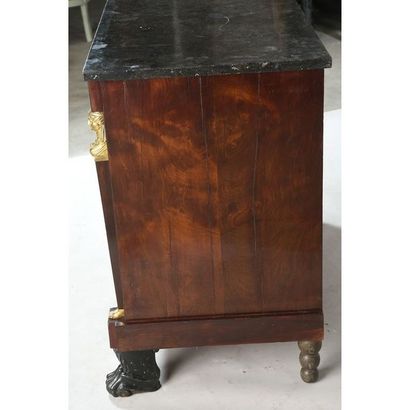 COMMODE RETOUR D’EGYPTE en acajou et placage...