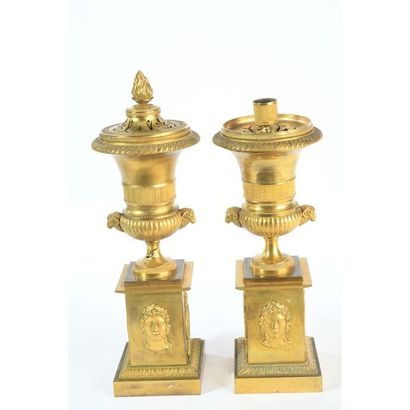 PAIRE DE BRULE-PARFUM FORMANT CASSOLETTES...