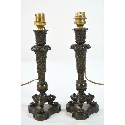 PAIRE DE BOUGEOIRS RESTAURATION en bronze...