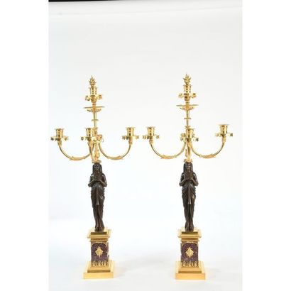 PAIRE DE CANDÉLABRES EMPIRE en bronze à double...