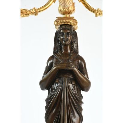 PAIRE DE CANDÉLABRES EMPIRE en bronze à double...
