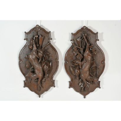 PAIRE DE TROPHEES DE CHASSE en chêne à décor...