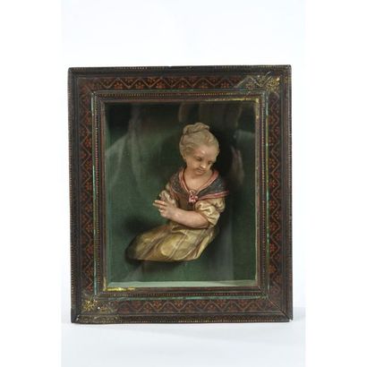 FIGURINE en cire représentant une jeune femme...