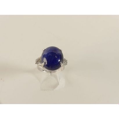 BAGUE en or blanc 750°/°° ornée d’un saphir...
