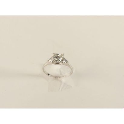BAGUE en or blanc 750°/°° ornée d’un diamant...