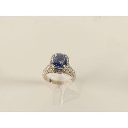 BAGUE en or blanc 750°/°° ornée d’un saphir...