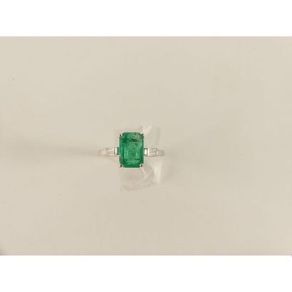 BAGUE en platine ornée d’une émeraude taille...