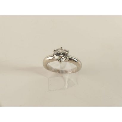 BAGUE solitaire en or blanc 750°/°° ornée...