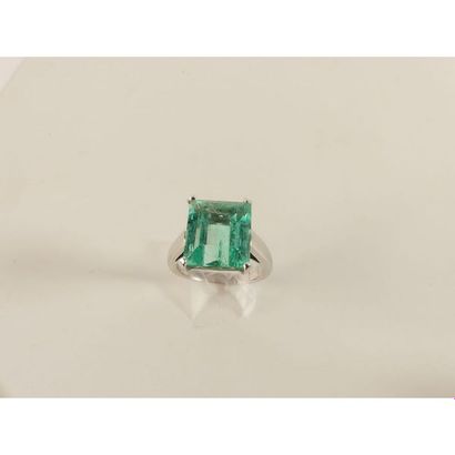 BAGUE en or blanc 750°/°° ornée d’une émeraude...
