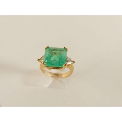 BAGUE en or jaune 750°/°° ornée d’une émeraude...