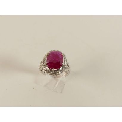 BAGUE en or blanc 750°/°° ornée d’un rubis...