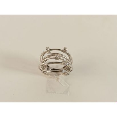 BAGUE en or blanc 750°/°° ornée de 6 anneaux...
