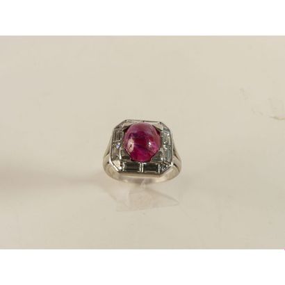 BAGUE en platine ornée d’un rubis cabochon...