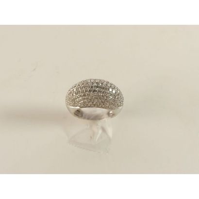 BAGUE dôme en or blanc 750°/°° ornée d’un...