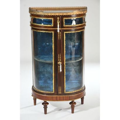 VITRINE LOUIS XVI A HAUTEUR D’APPUI dite...