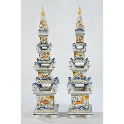 DELFT. PAIRE DE TULIPIERES en faïence de...