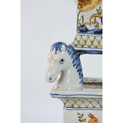 DELFT. PAIRE DE TULIPIERES en faïence de...