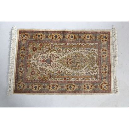 TAPIS HEREKE en soie à décor floral. 102x70....