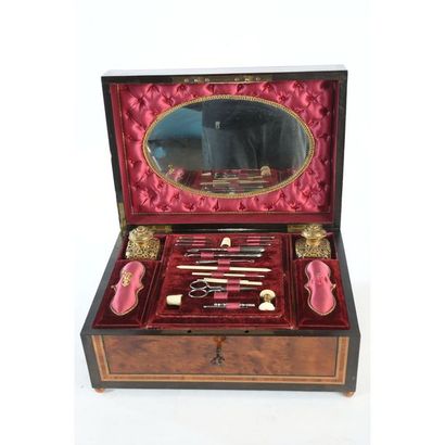 COFFRET A COUTURE en placage de bois précieux...