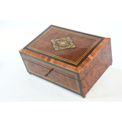 COFFRET A COUTURE en placage de bois précieux...