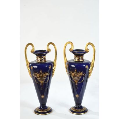 TOURS. Paire de grands vases dans l’esprit...