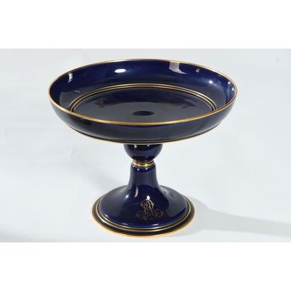 SEVRES. Grande coupe sur piédouche en porcelaine...