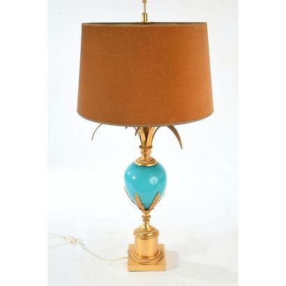 CHARLES ( ?). LAMPE en métal doré et porcelaine...