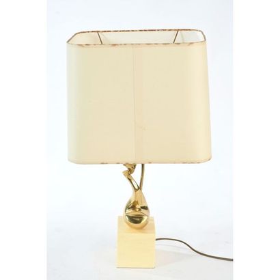JEAN Philippe. Lampe en métal doré et résine...