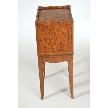 PAIRE DE TABLES DE CHEVET en loupe de thuya...