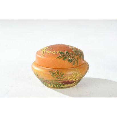 DAUM. Bonbonnière arrondie à fond orangé...