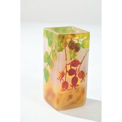 DAUM. Vase de forme carrée à décor de fleurs...