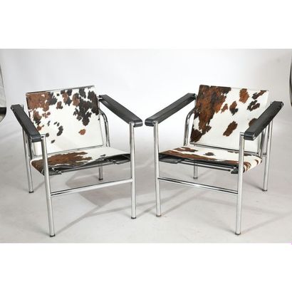 PAIRE DE FAUTEUILS MODERNISTES modèle tubulaire...