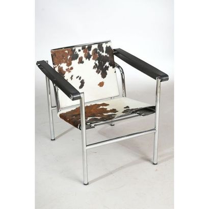 PAIRE DE FAUTEUILS MODERNISTES modèle tubulaire...