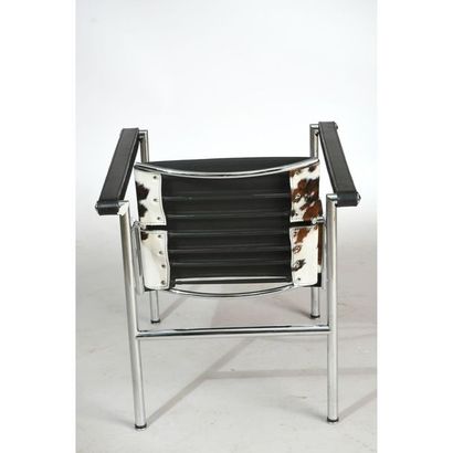 PAIRE DE FAUTEUILS MODERNISTES modèle tubulaire...