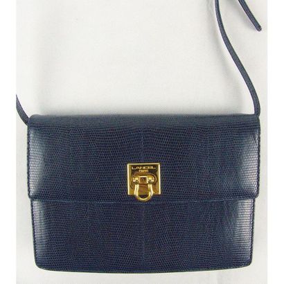 LANCEL. Sac en box bleu. Fermeture à rabat....