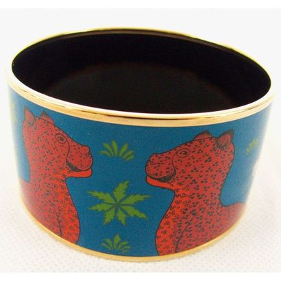HERMES. Large bracelet rigide en métal doré...