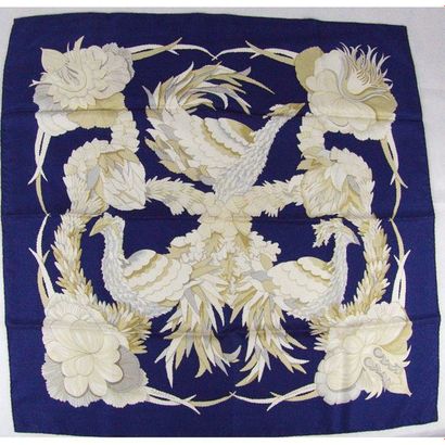 HERMES. Carré en soie « Tahiti » bleu et...