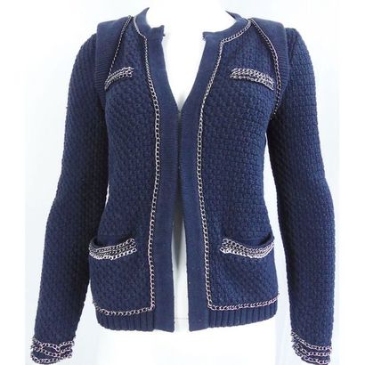 MAJE. Veste en maille bleu marine. Fermeture...