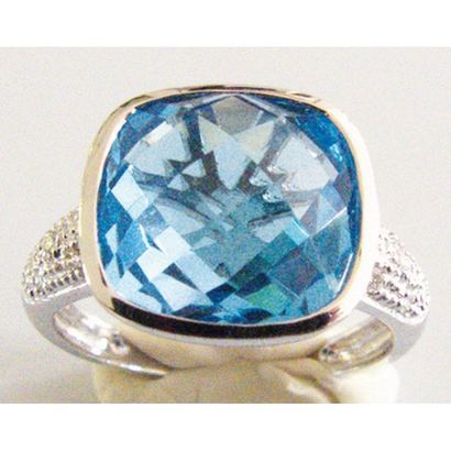 BAGUE en or blanc 750°/°° ornée d’une topaze...