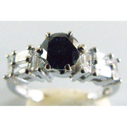BAGUE en or blanc ornée d’un diamant bleu...