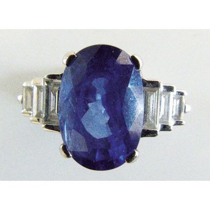 BAGUE en or blanc 750°/°° ornée d’un saphir...