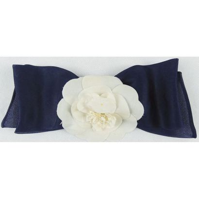 CHANEL. Broche en tissu bleu marine ornée...