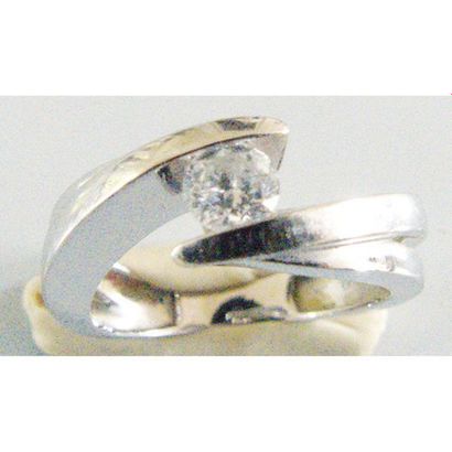 BAGUE solitaire en or blanc 750°/°° ornée...