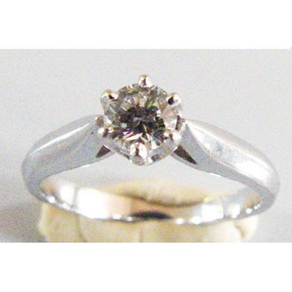 BAGUE solitaire en or blanc ornée d’un diamant...
