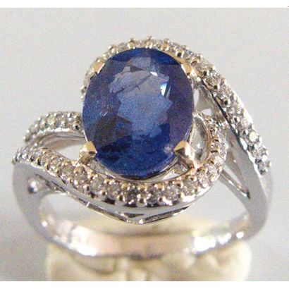 BAGUE en or blanc 750°/°° ajourée ornée d’un...