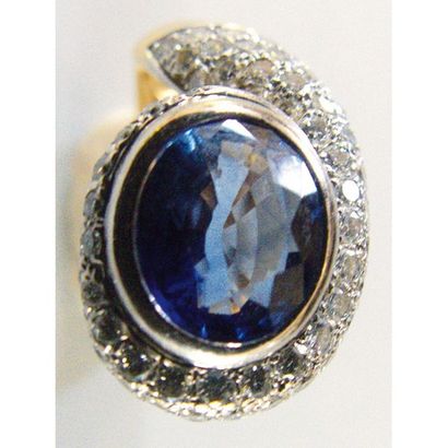 BAGUE croisée 2 ors 750°/°° serti clos d’un...