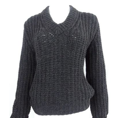 PRADA. Pull en laine noire ajourée. Col en...