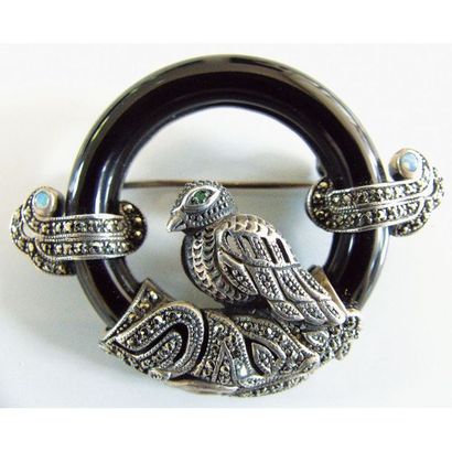 BROCHE ronde en onyx ornée d’un motif en...